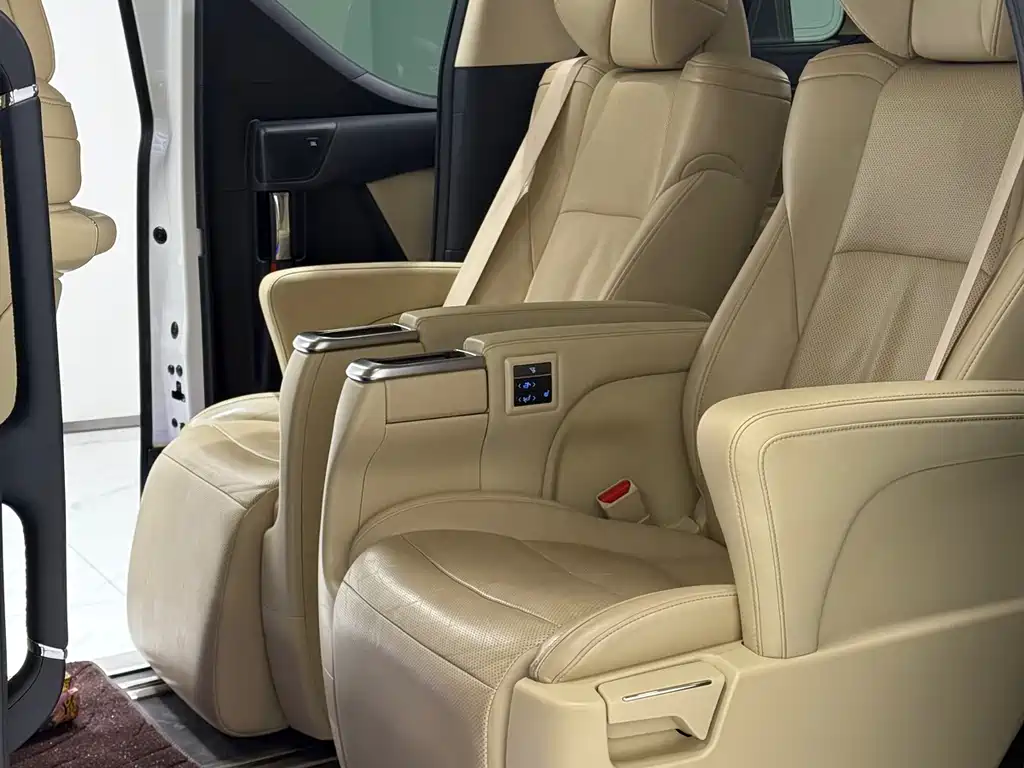 Toyota Alphard — фото 9