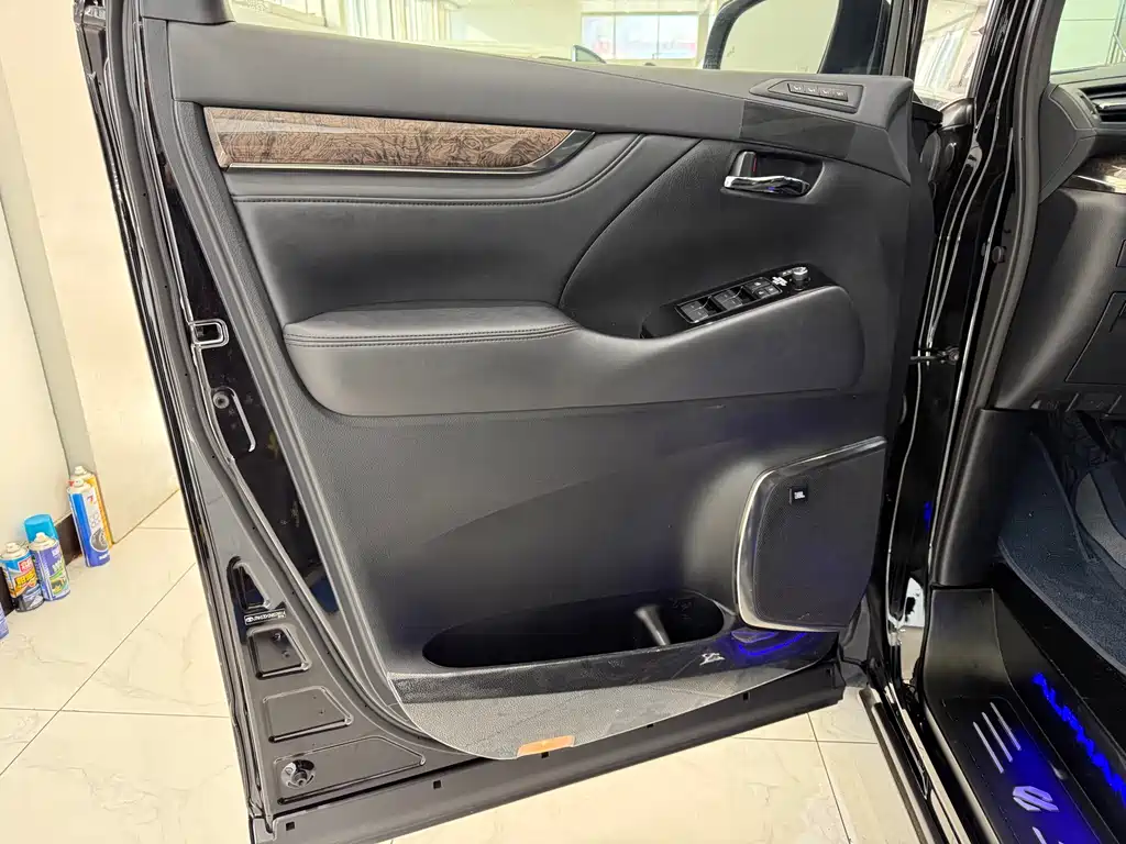Toyota Alphard — фото 5