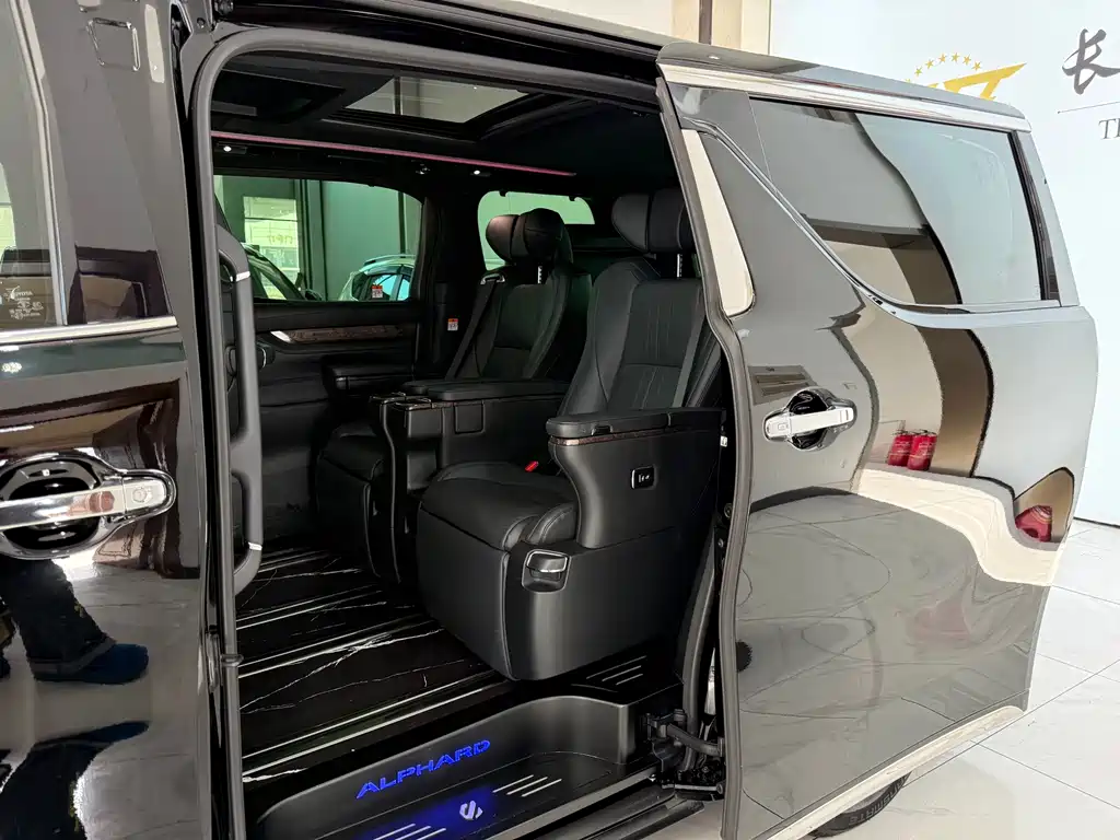 Toyota Alphard — фото 8