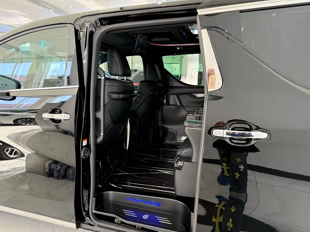 Toyota Alphard — фото 9
