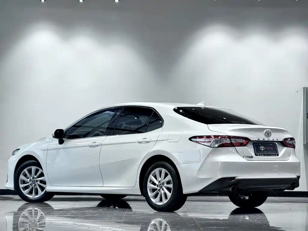 Toyota Camry — фото 3