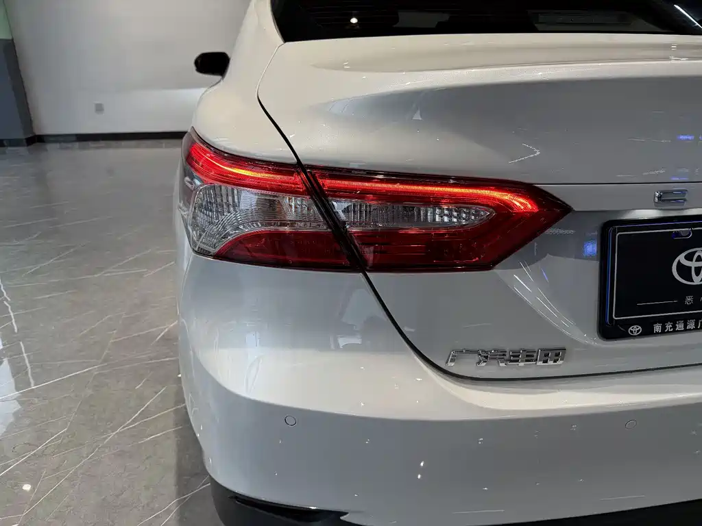 Toyota Camry — фото 6