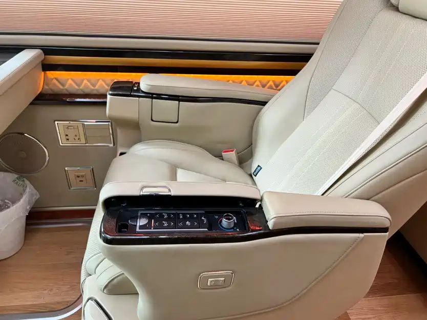 Toyota Coaster — фото 10