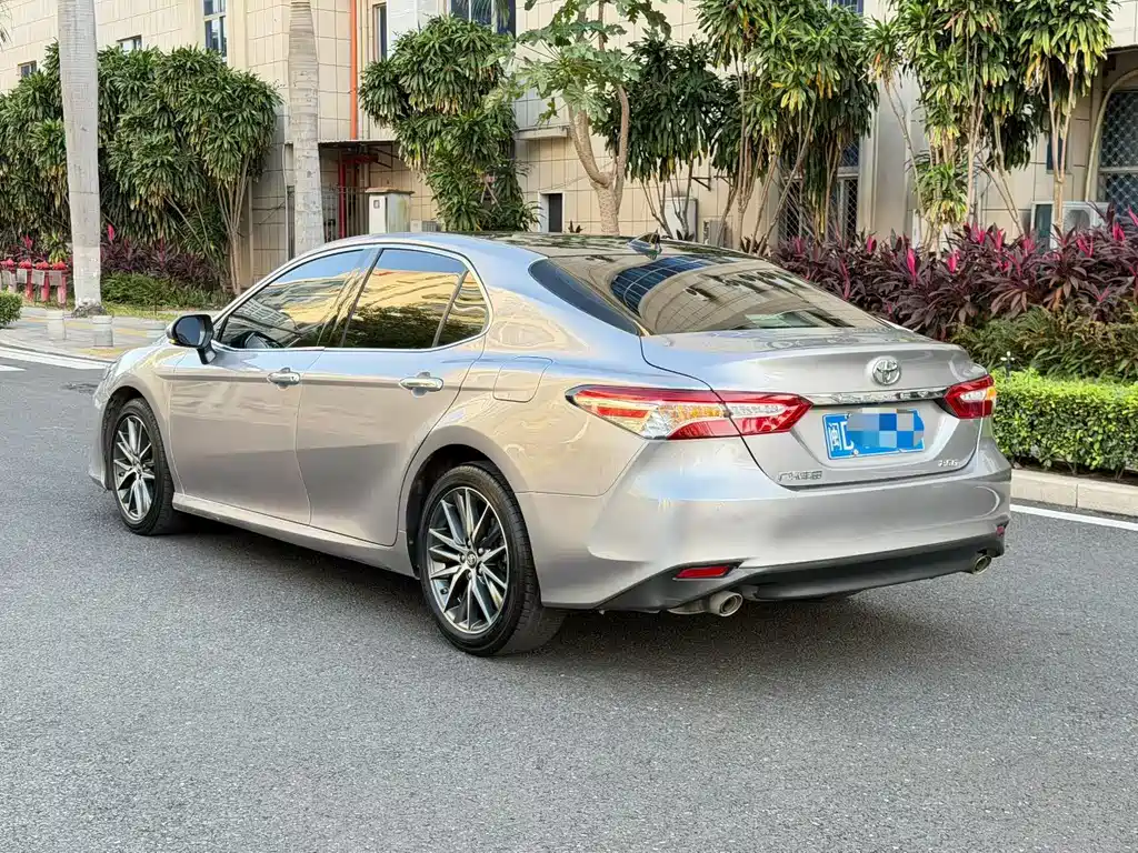 Toyota Camry — фото 4