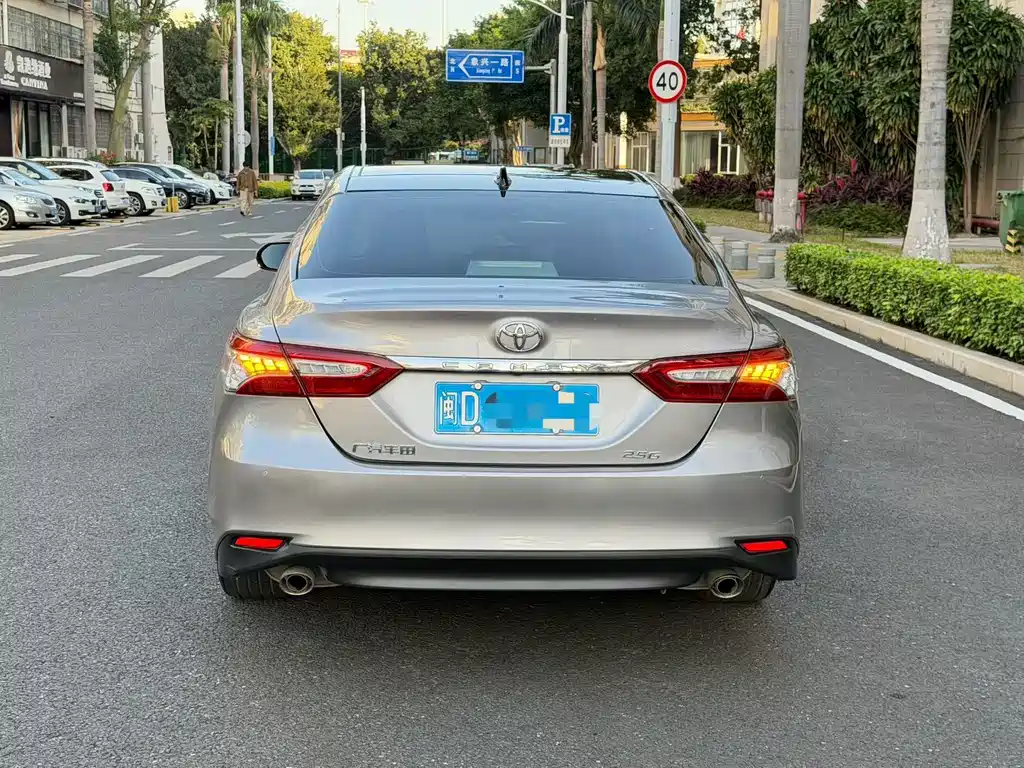 Toyota Camry — фото 5