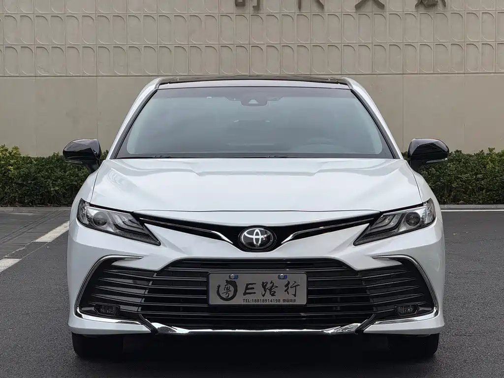 Toyota Camry — фото 2