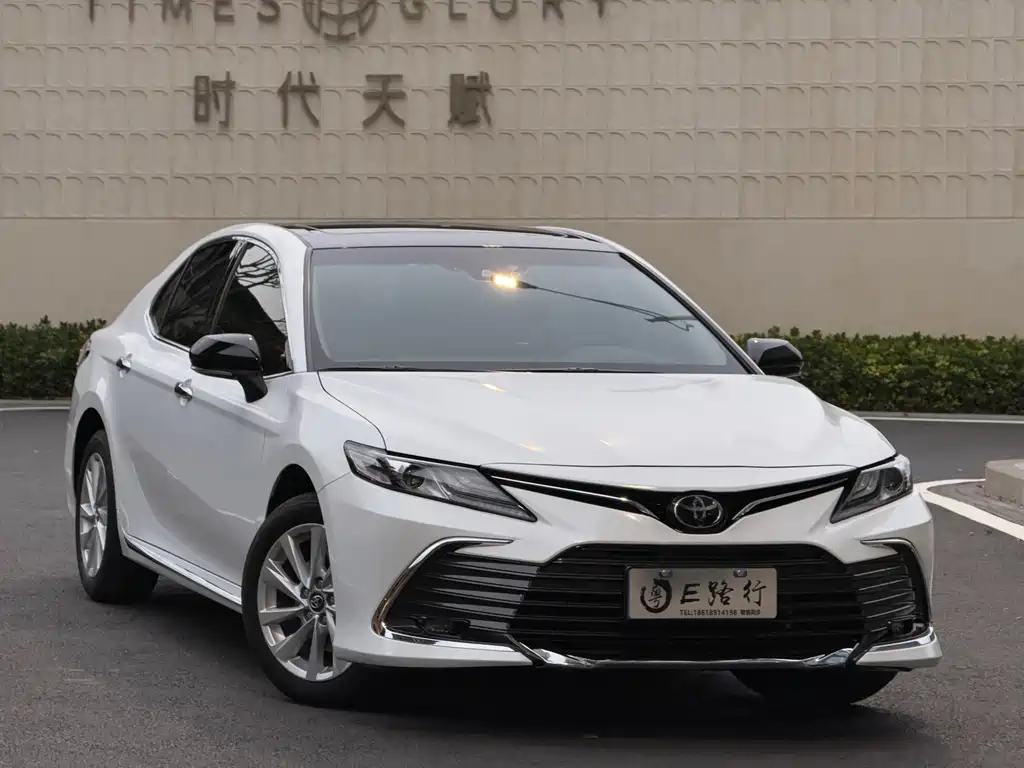 Toyota Camry — фото 3