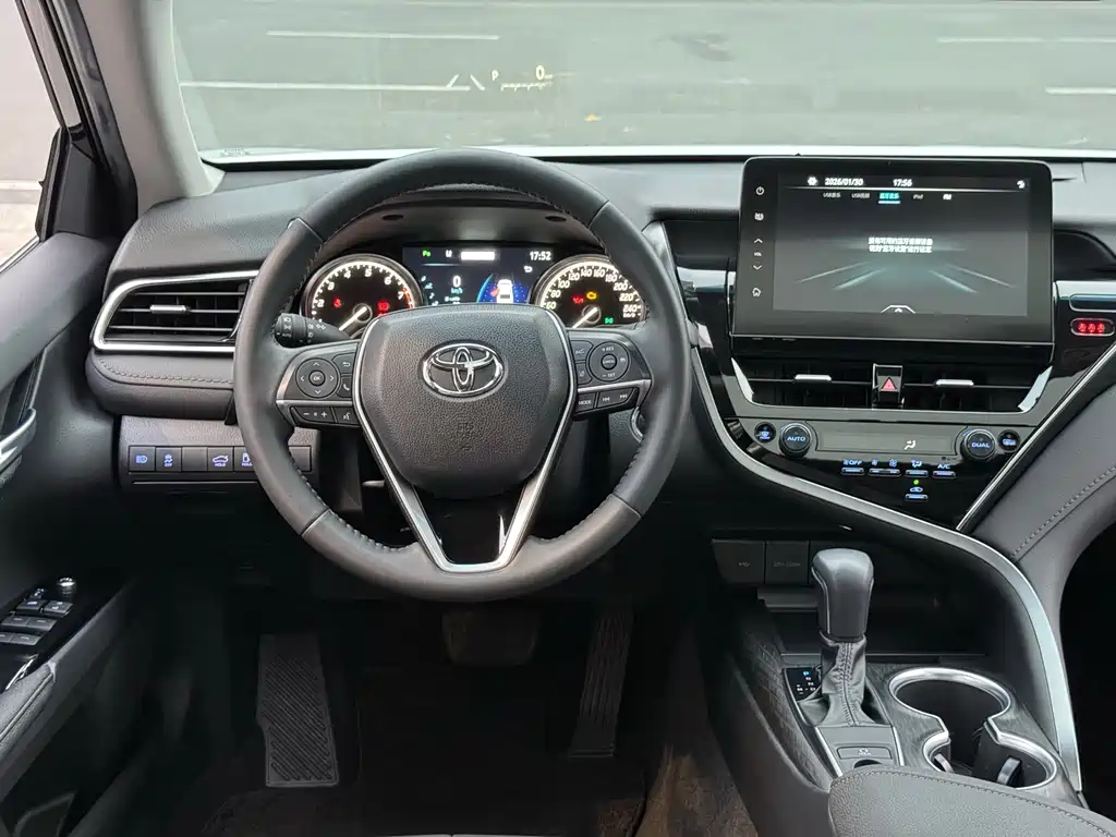 Toyota Camry — фото 5