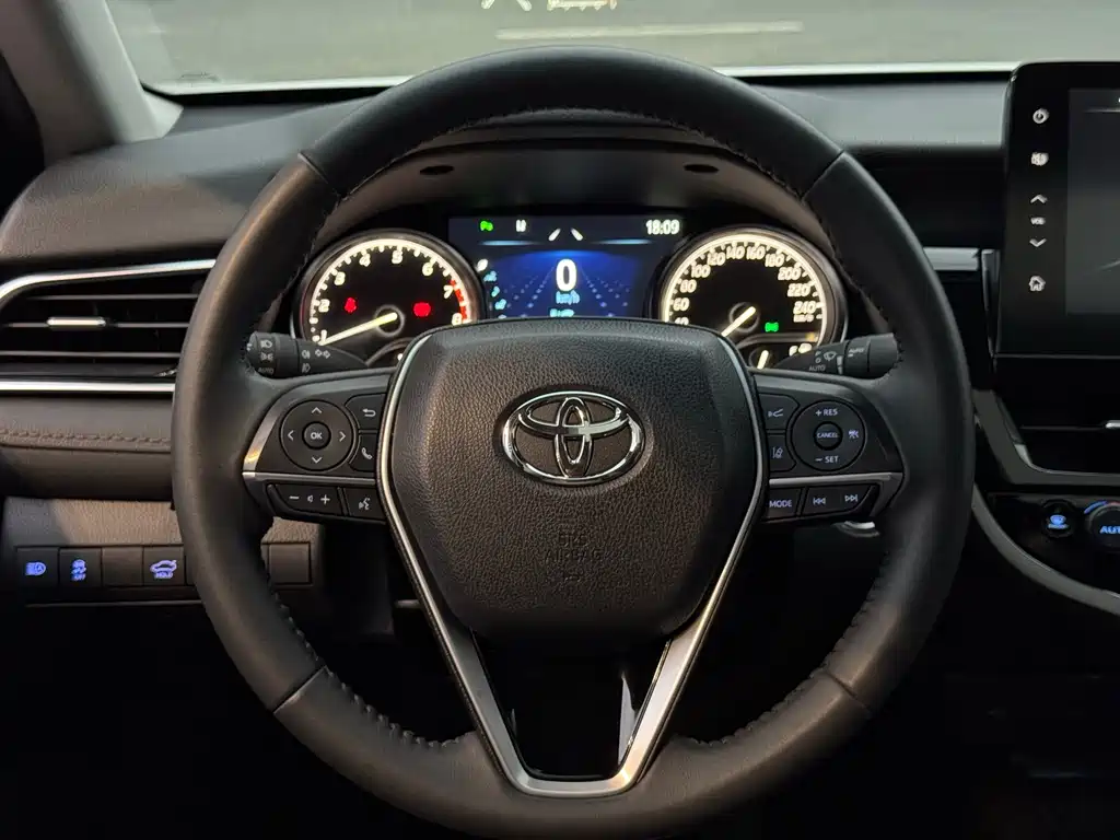 Toyota Camry — фото 6