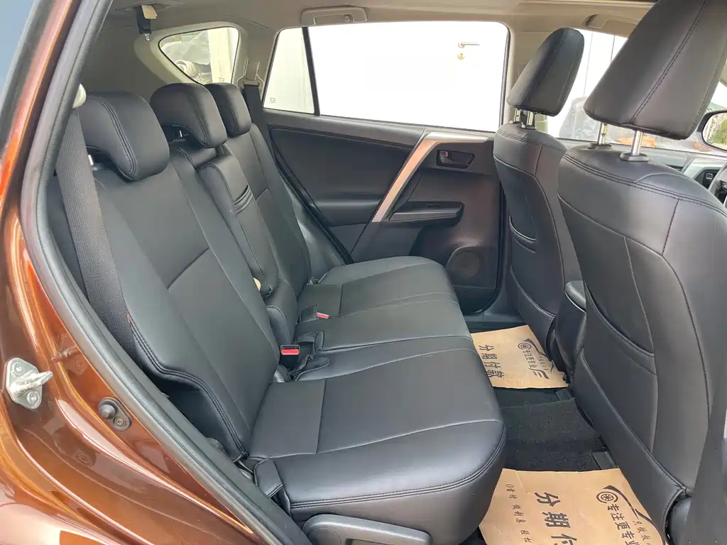 Toyota RAV4 — фото 19
