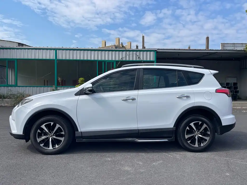 Toyota RAV4 — фото 4