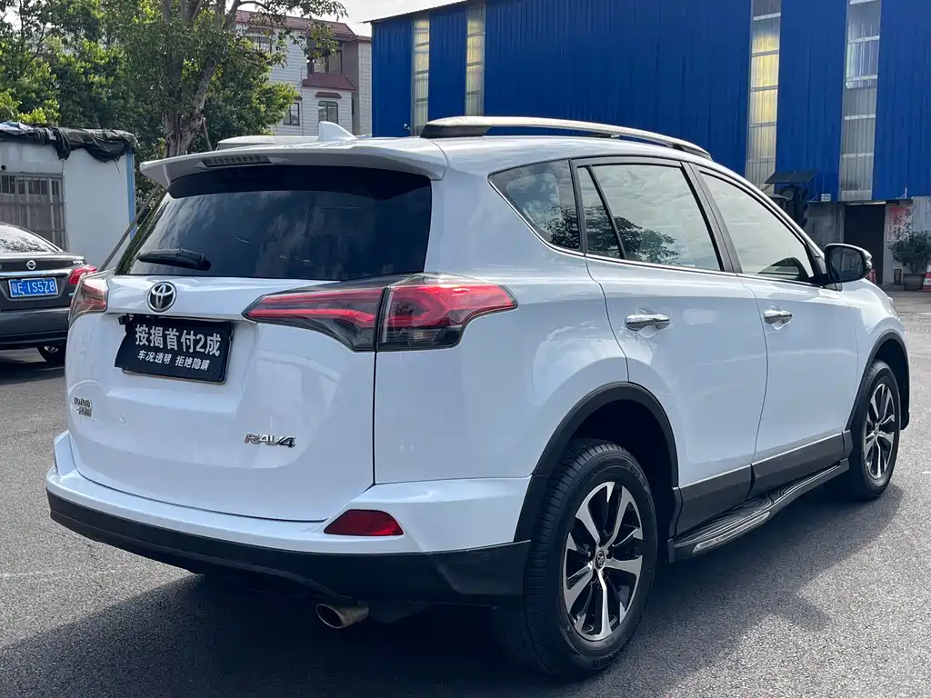 Toyota RAV4 — фото 5