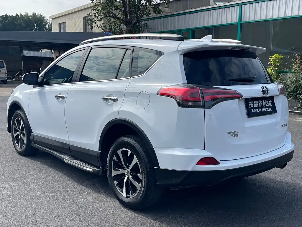 Toyota RAV4 — фото 7