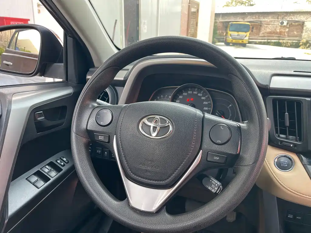 Toyota RAV4 — фото 10