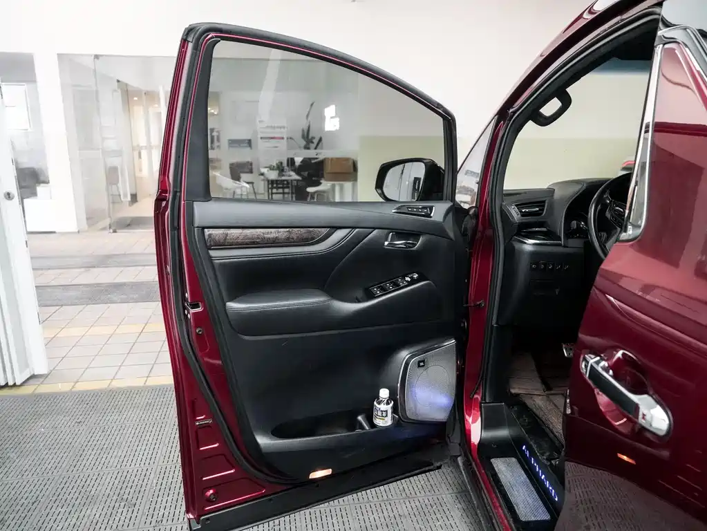 Toyota Alphard — фото 9