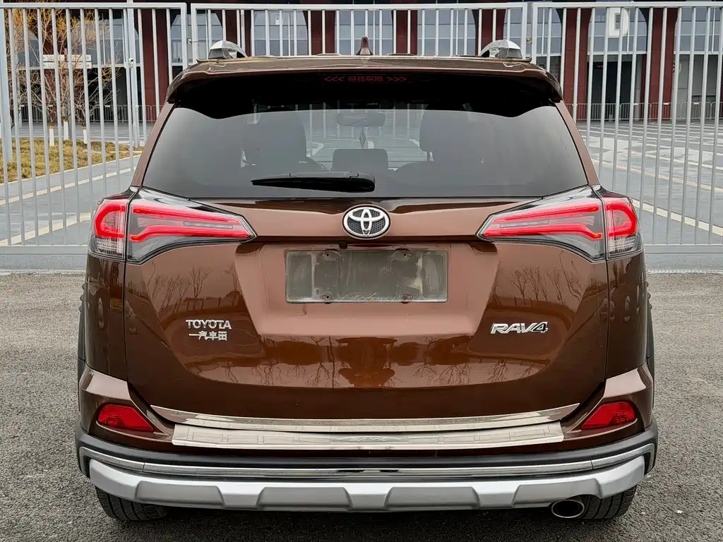 Toyota RAV4 — фото 4