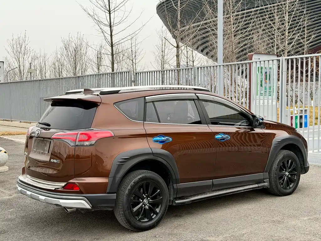Toyota RAV4 — фото 5