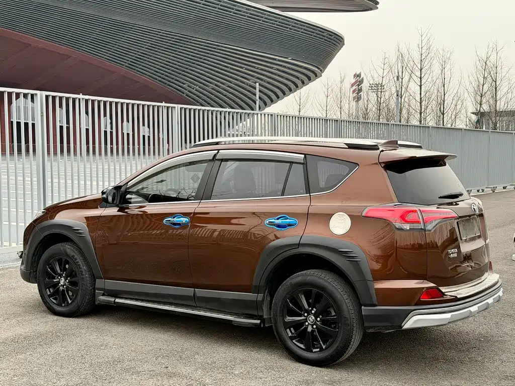 Toyota RAV4 — фото 6