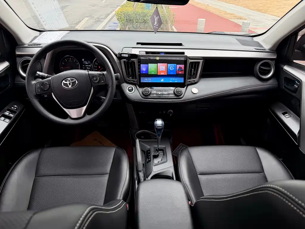 Toyota RAV4 — фото 9