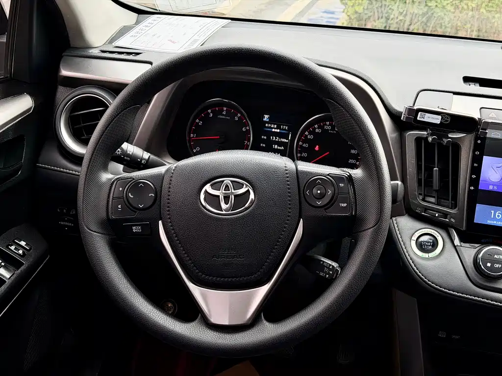 Toyota RAV4 — фото 10