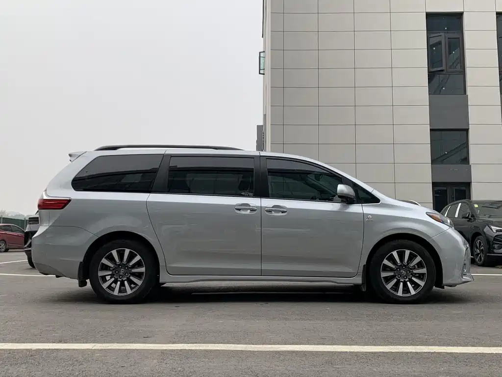 Toyota Sienna — фото 3
