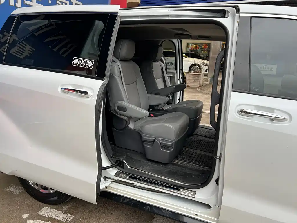Toyota Sienna — фото 3