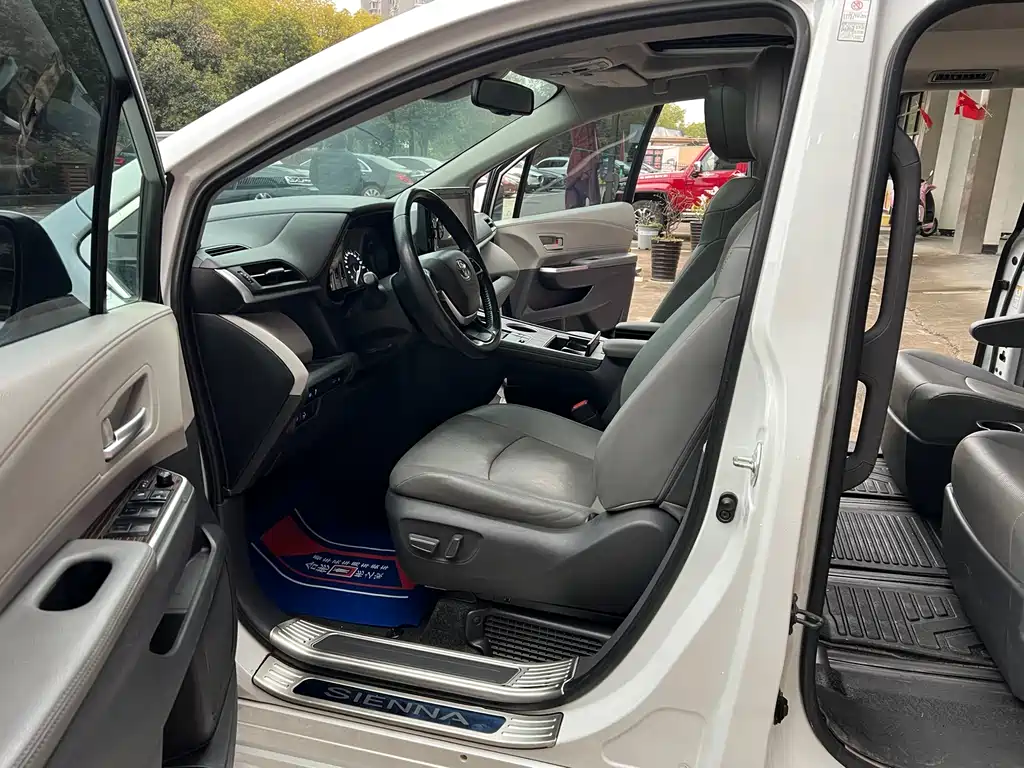 Toyota Sienna — фото 23