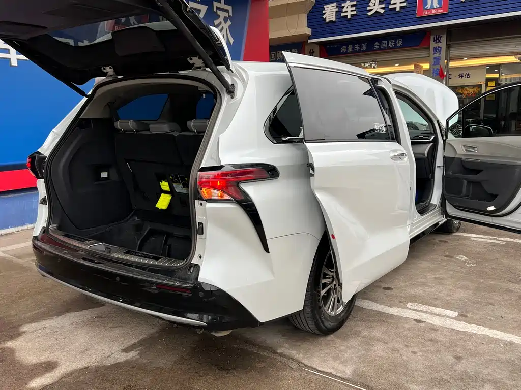 Toyota Sienna — фото 7