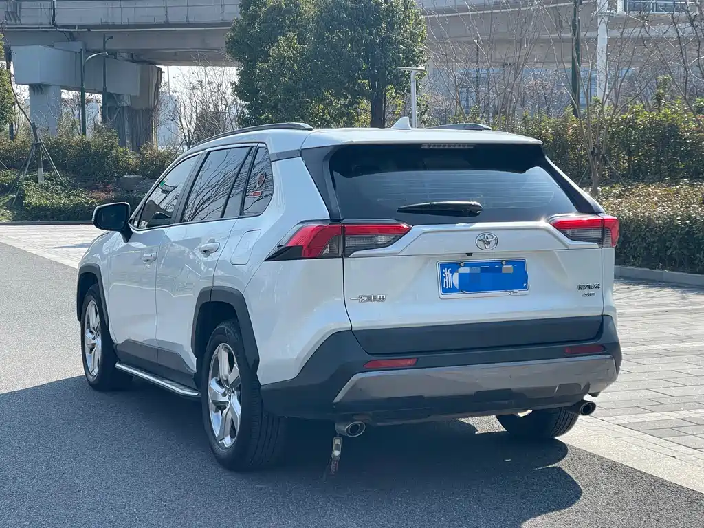 Toyota RAV4 — фото 4