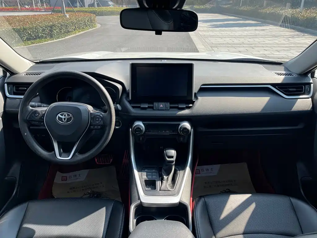 Toyota RAV4 — фото 8