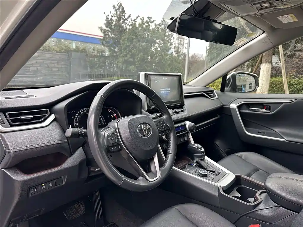 Toyota RAV4 — фото 4