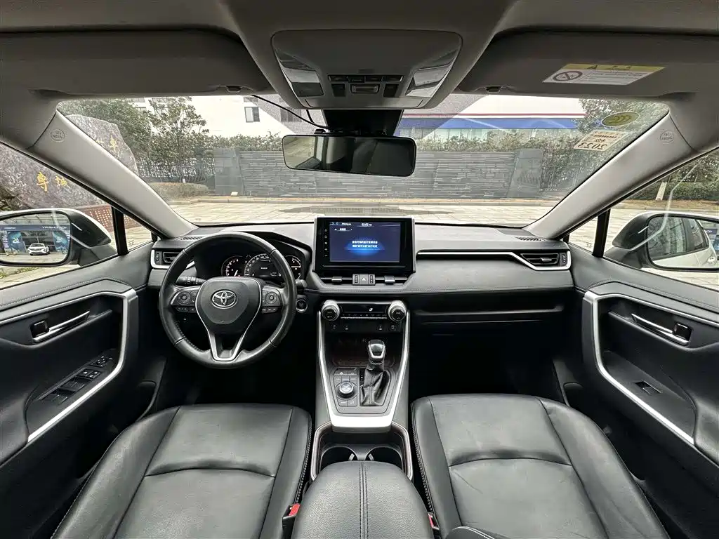 Toyota RAV4 — фото 5