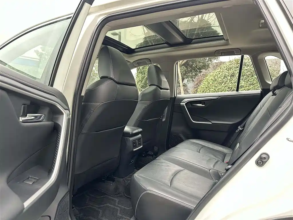 Toyota RAV4 — фото 6