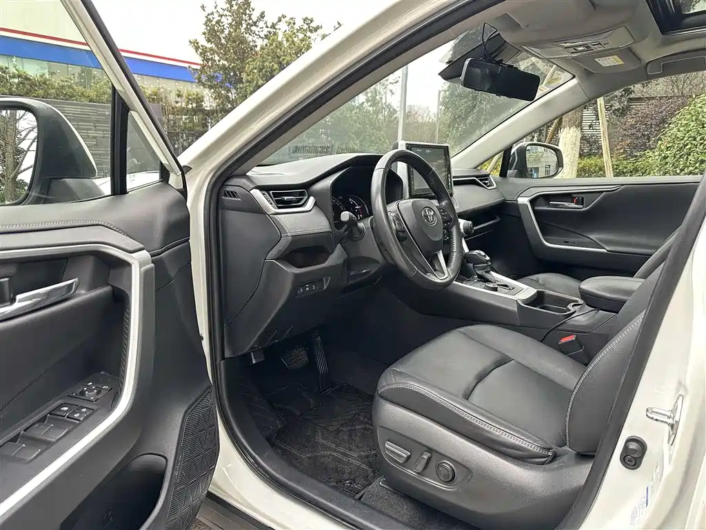 Toyota RAV4 — фото 7