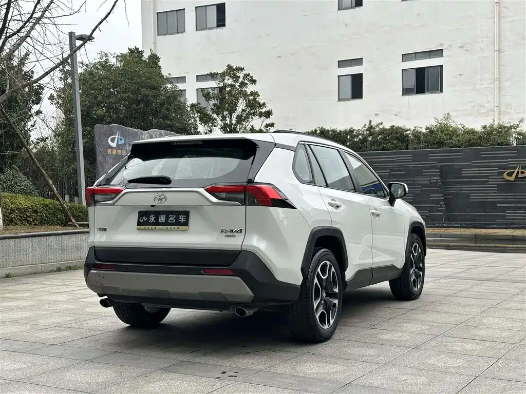 Toyota RAV4 — фото 8