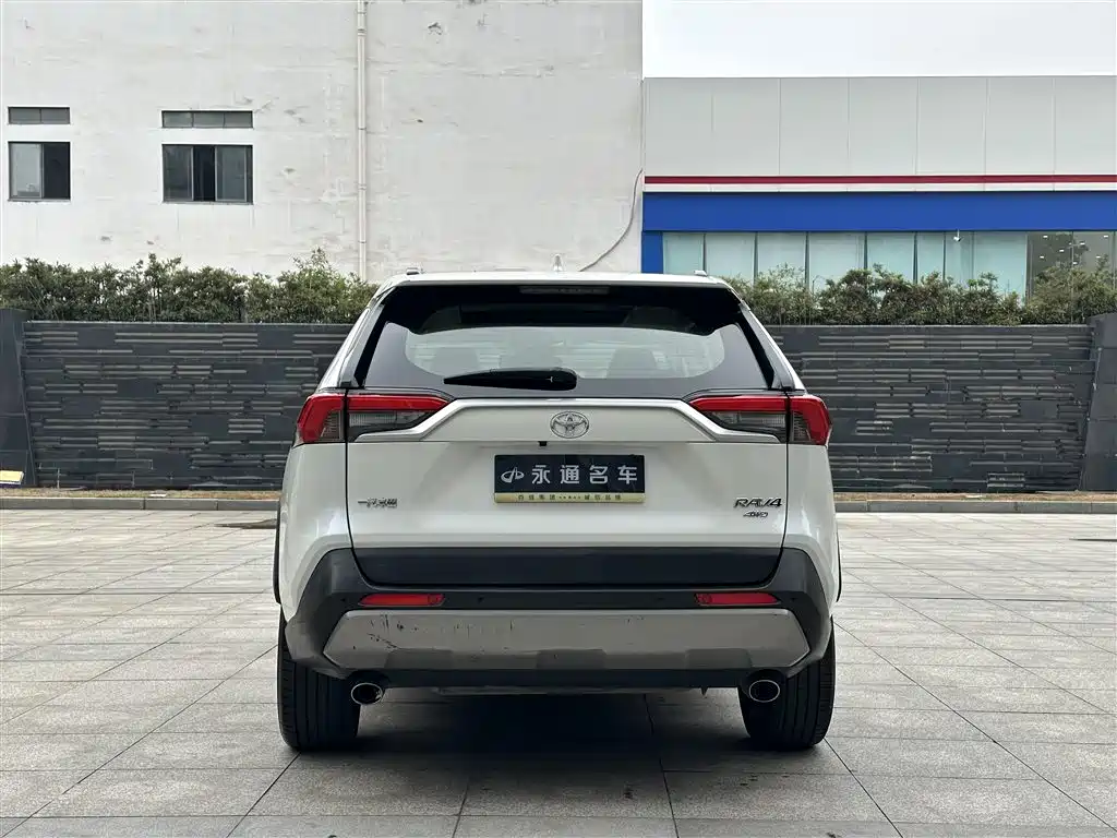 Toyota RAV4 — фото 9