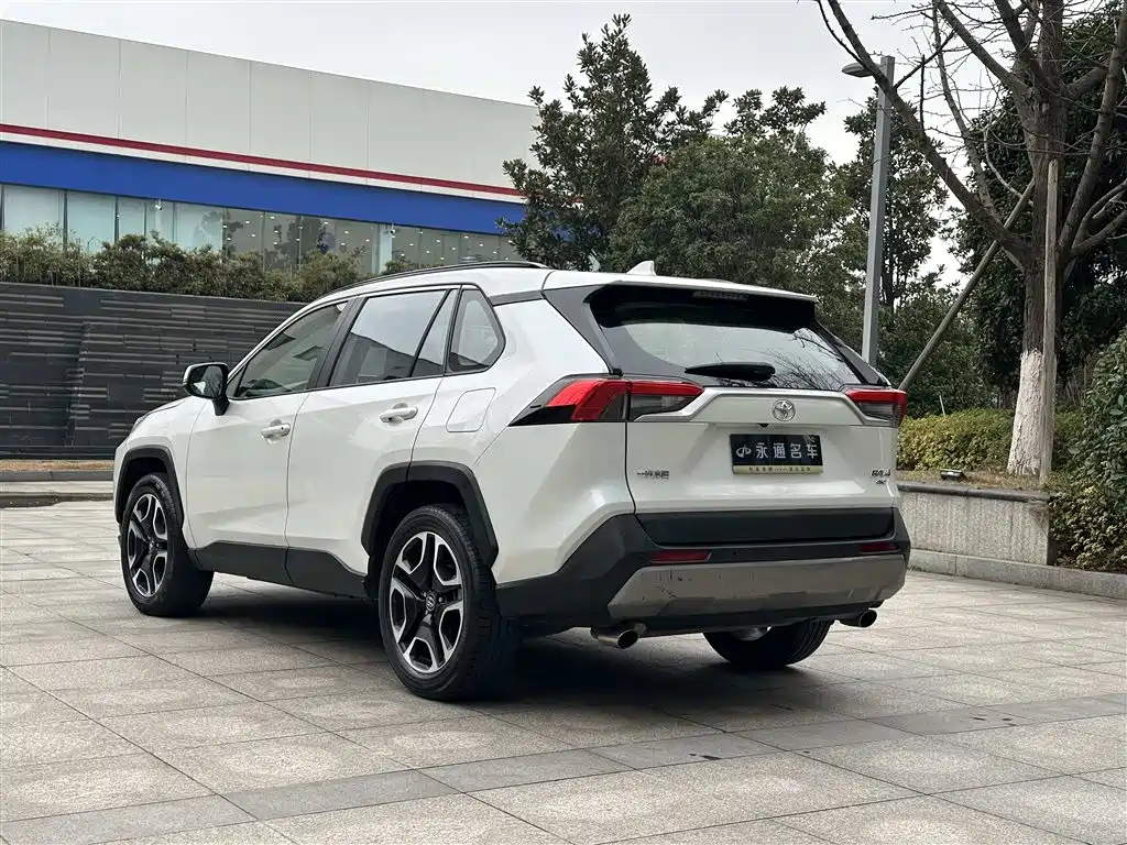 Toyota RAV4 — фото 10