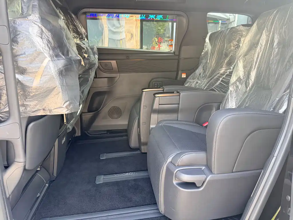 Toyota Alphard — фото 13