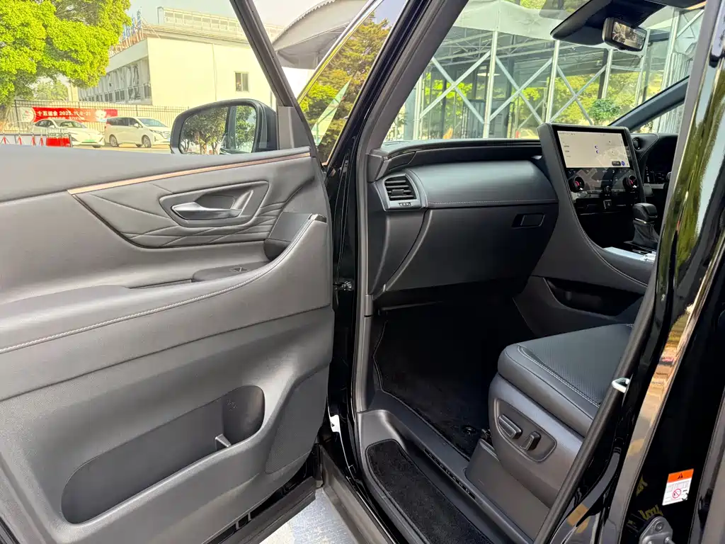 Toyota Alphard — фото 14