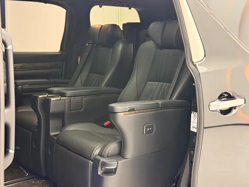 Toyota Alphard — фото 11