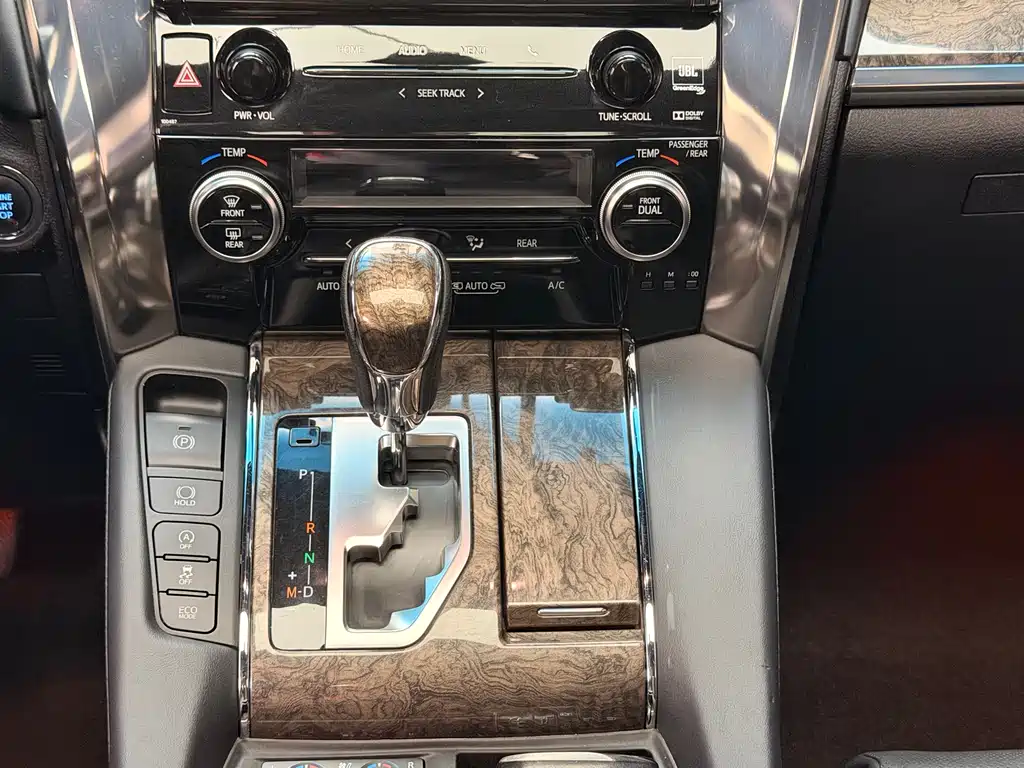 Toyota Alphard — фото 15