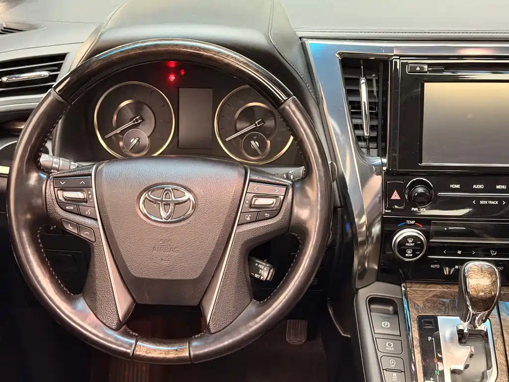 Toyota Alphard — фото 16
