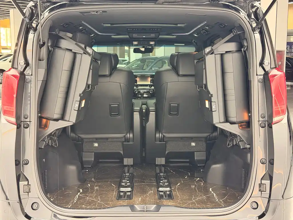 Toyota Alphard — фото 17