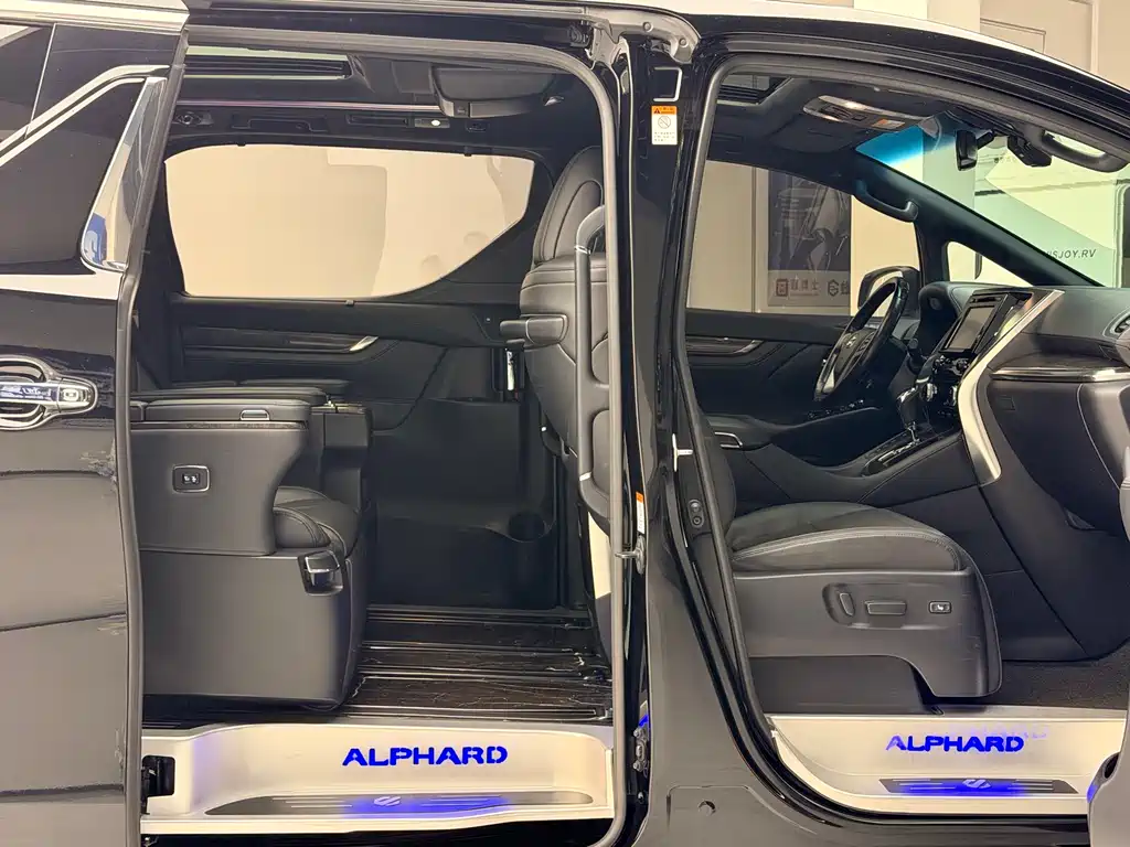 Toyota Alphard — фото 4