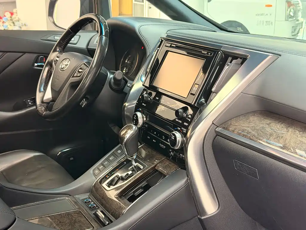 Toyota Alphard — фото 5