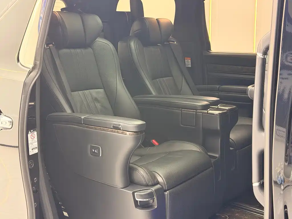 Toyota Alphard — фото 6