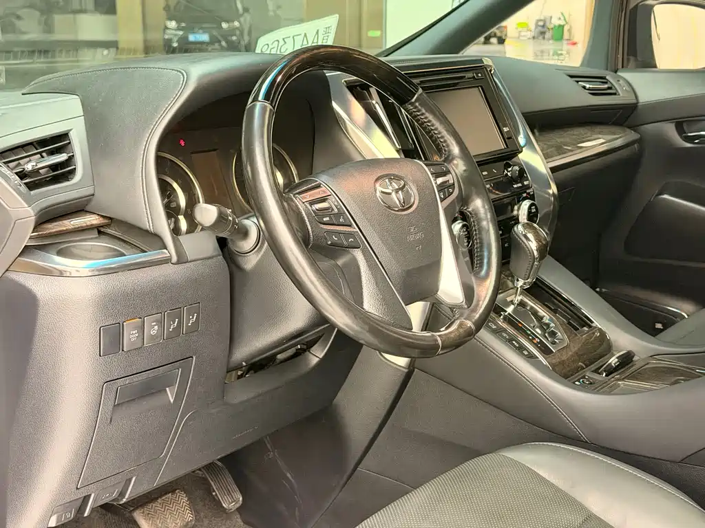 Toyota Alphard — фото 8