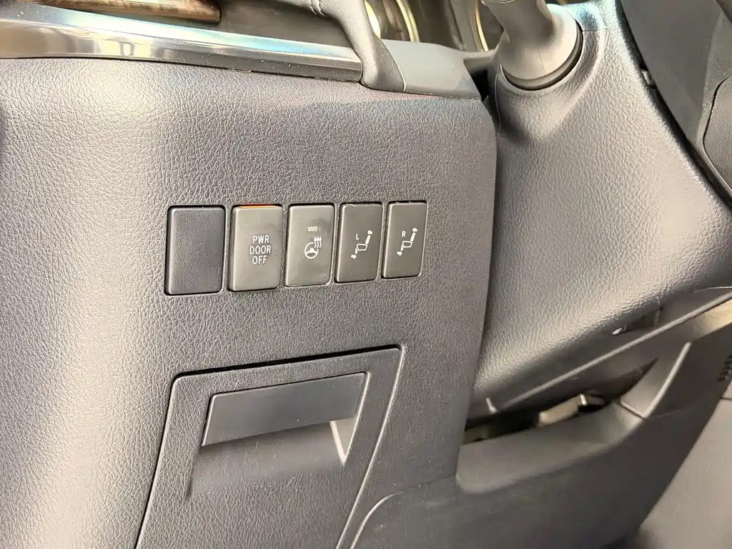 Toyota Alphard — фото 10