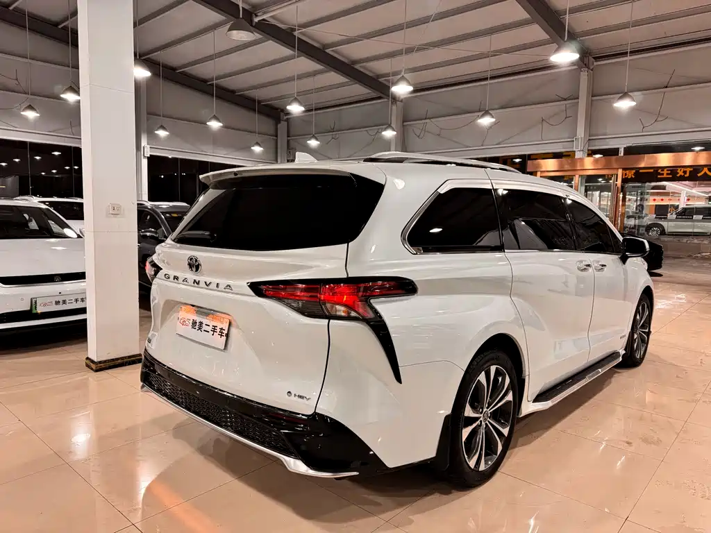 Toyota Granvia — фото 5
