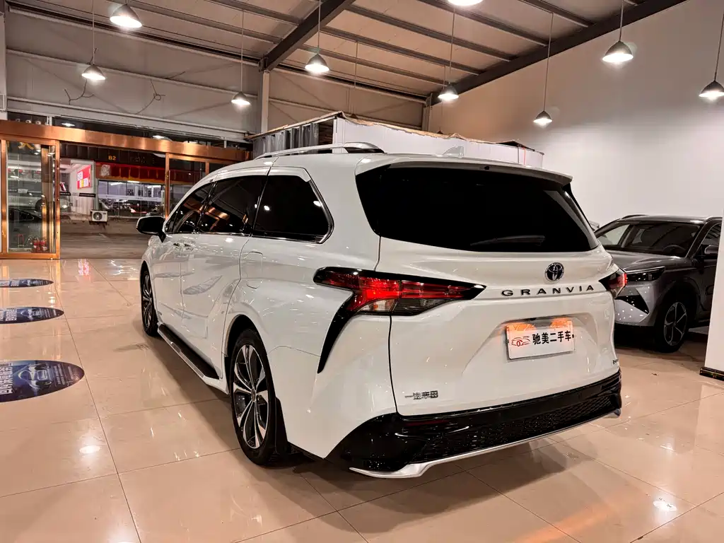 Toyota Granvia — фото 7